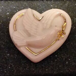 Lenox Womans Handcrafted Porcelain white Heart & Dove with Gold inlay Pin Brooch